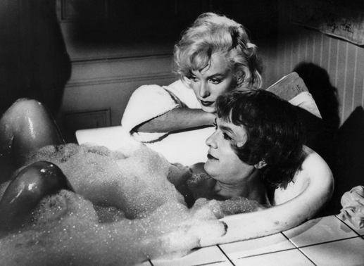 Sugar (Marilyn Monroe) ahnt nicht, dass die "Kollegin" in der Badewanne in Wirklichkeit Joe (Tony Curtis) heißt und ein Mann ist. Bild: Sender