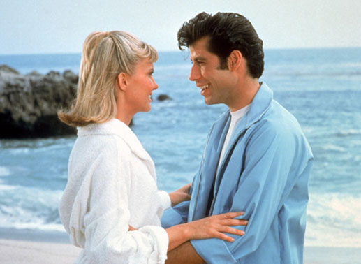 Eigentlich haben sich Sandy Olsson (Olivia Newton-John) und Danny Zuko (John Travolta) bereits am Strand von Australien kennengelernt. Noch wissen die beiden nicht, dass diese Sommerliebe für sie unvergesslich bleiben wird. Bild: Sender