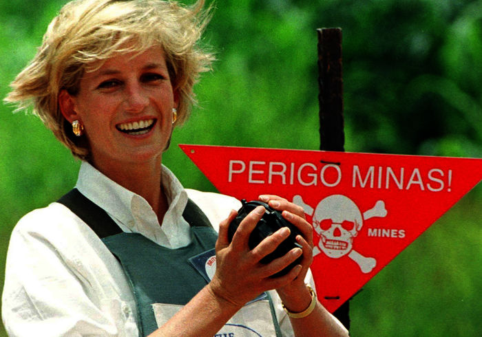 The Princess: Prinzessin Diana lächelt neben einem Warnschild in einer Bombenweste. Bild: Sender / ORF / NDR / Kent Gavin