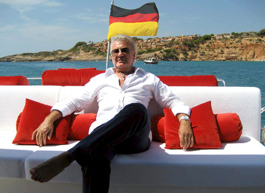 Willi Weber und seine Yacht an der Küste Mallorcas.  Bild: Sender/ECOMedia