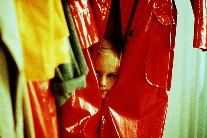 Lotta (Grete Havneskjøld) versteckt sich im Regenmantel, um ihren Vater zu überraschen. Bild: Sender / ZDF / Jan Rydqwist