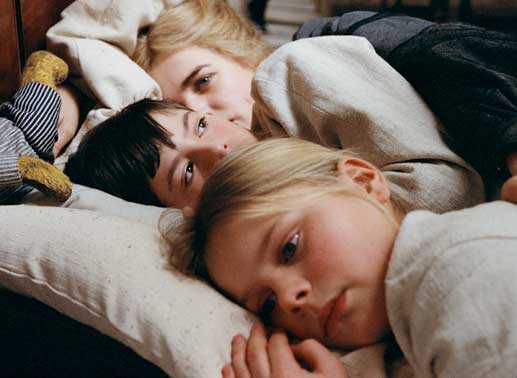 Nach dem plötzlichen Tod ihres Ehemannes bleibt Emilie (Ewa Fröling) allein mit ihren Kindern Fanny (Pernilla Allwin) und Alexander (Bertil Guve) zurück. Bild: Sender/Gaumont
