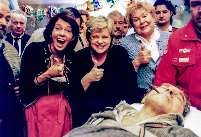 Dolores Schmidinger (Helga Steininger), Marianne Mendt (Gisela Kogler), Hilde Rom (Trude Zwickl), Otto Tausig (Toni Zwickl). Bild: Sender / Einhorn Film / Petro Domenigg