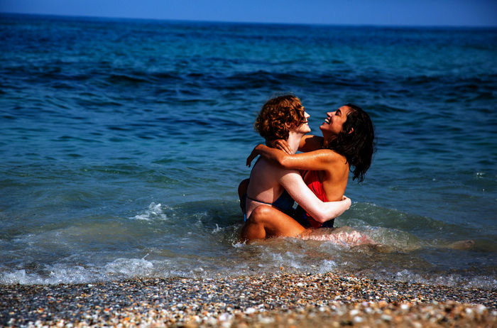Kiss me Kosher: Shira (Moran Rosenblatt) aus Israel und Maria (Luise Wolfram) aus Deutschland sind leidenschaftlich ineinander verliebt. Bild: Sender / SWR / Fireglory Pictures